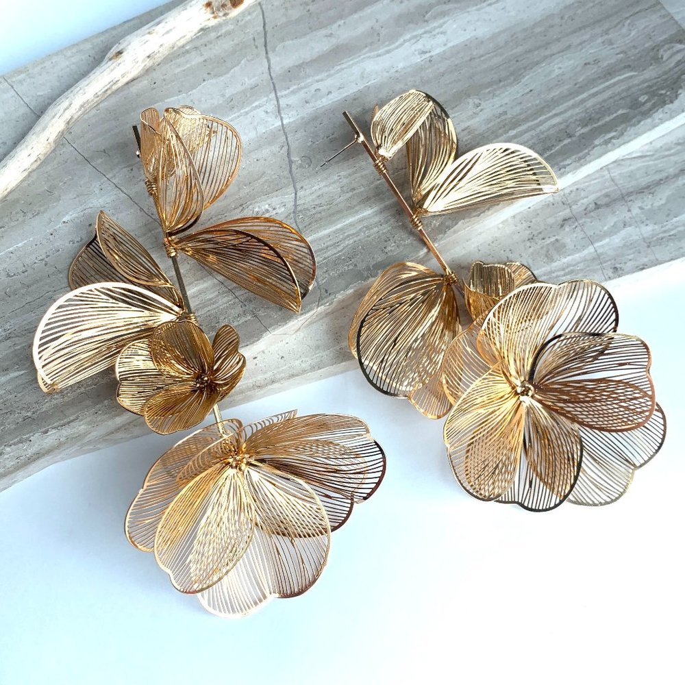 NEW ~ Anthropologie Gold Wire Flower drop Earrings - Picture 4 of 8